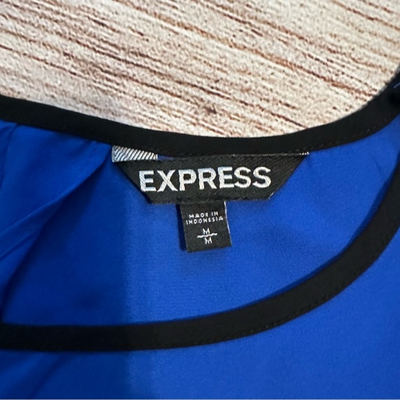 Express Split Back Top - Medium - Picture 2 of 6